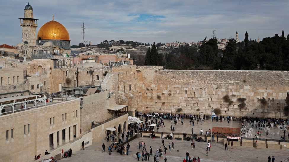 Фотография из архива, изображающая Стену Плача и комплекс Аль-Харам аш-Шариф / Храмовую гору в Старом городе Иерусалима (5 декабря 2017 г.)