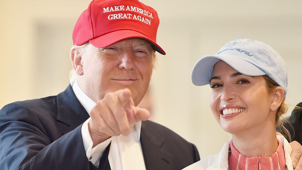 Según el libro, Ivanka quiere ser la primera mujer presidenta de Estados Unidos. trump e ivanka