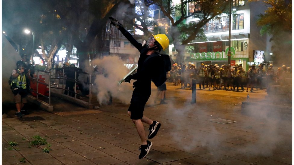 警民衝突蔓延到香港各個社區。
