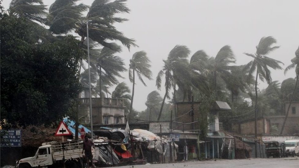 Vientos de hasta 185 km/h golpearon la costa de Orissa, India.