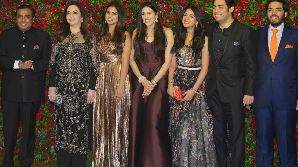 Priyanka Chopra: Bollywood star reveals 75ft wedding veil - BBC News
