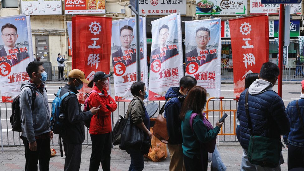 香港首次推出投票日免費乘坐公共交通，令多個車站有人龍，但票站則人煙疏落。