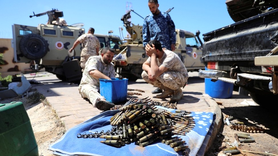 Члены сил Мисрата под защитой войск Триполи готовятся к выходу на линию фронта в Триполи 9 апреля 2019 г.