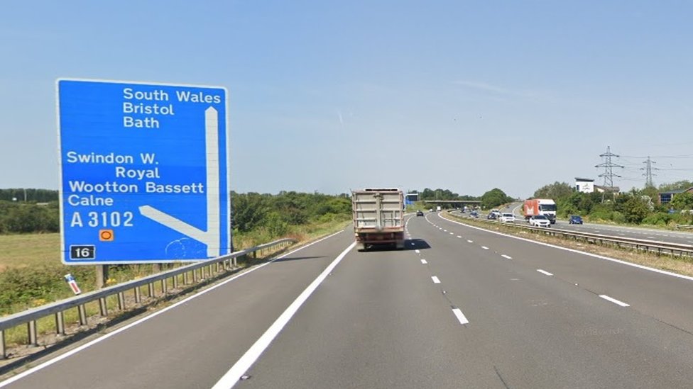 Section of M4 closed after collision between lorries BBC News