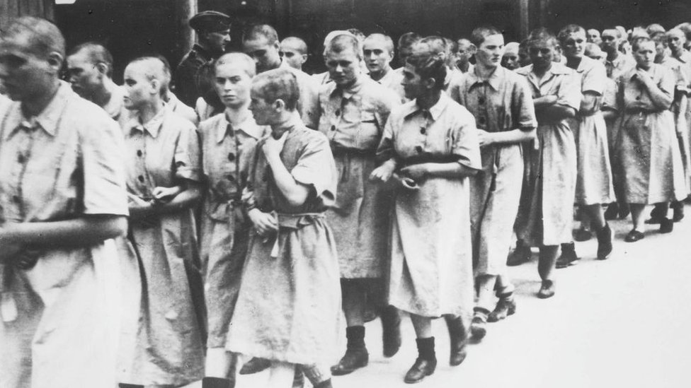 Una fila de mujeres prisioneras en el campo de concentración nazi de Auschwitz.