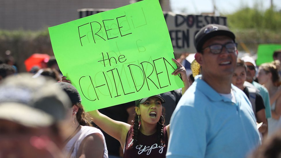 "Çocukları özgür bırakın" yazılı pankart