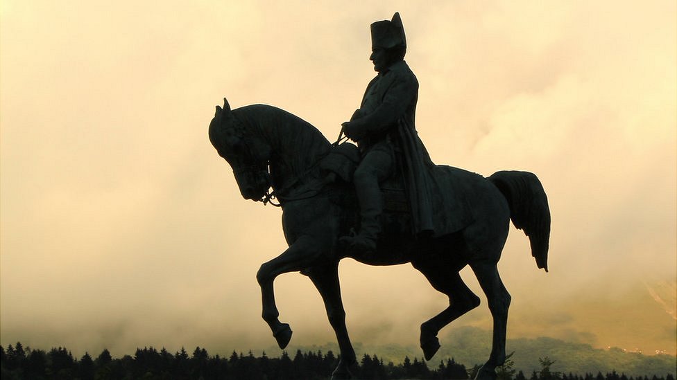 Estatua de Napoleón a caballo
