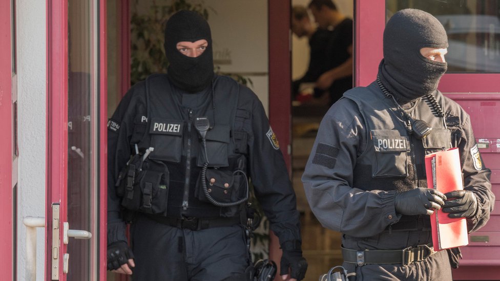 Офицеры федеральной полиции совершили налет на бордель в Майнтале, западная Германия, в апреле 2018 г.
