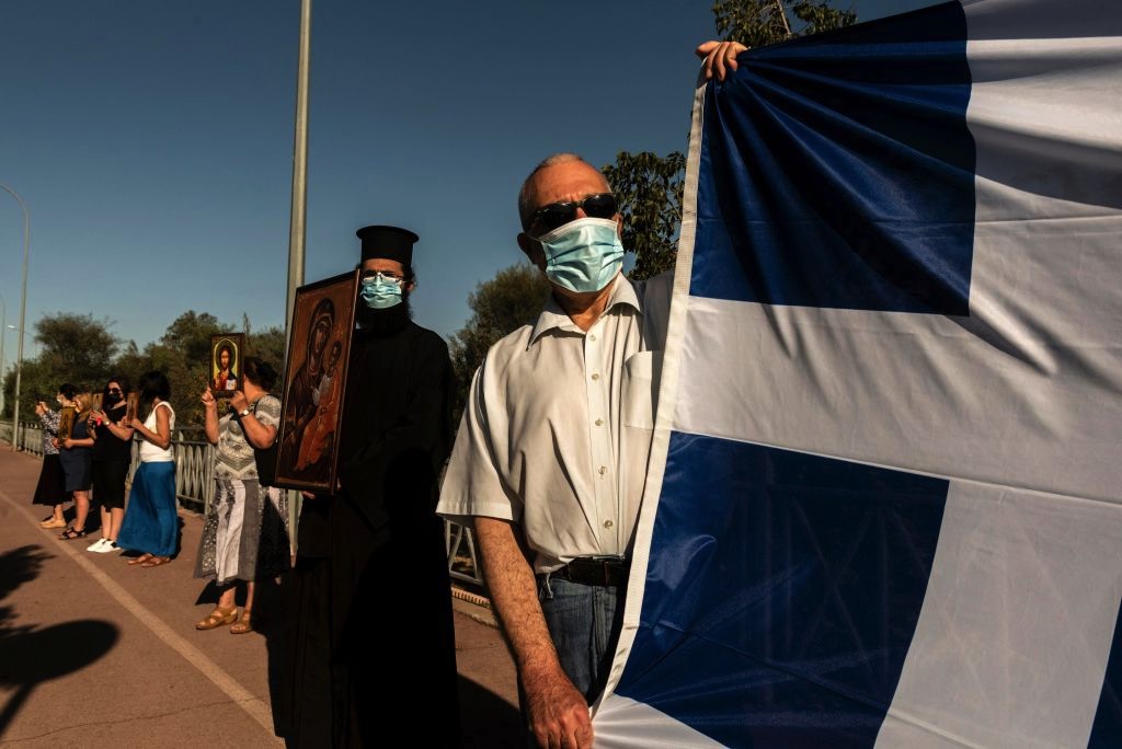 متظاهرون أمام "هيئة البث القبرصية أمس احتجاجا ًعلى تمثيل الأغنية لقبرص في مسابقة يوروفيجن.