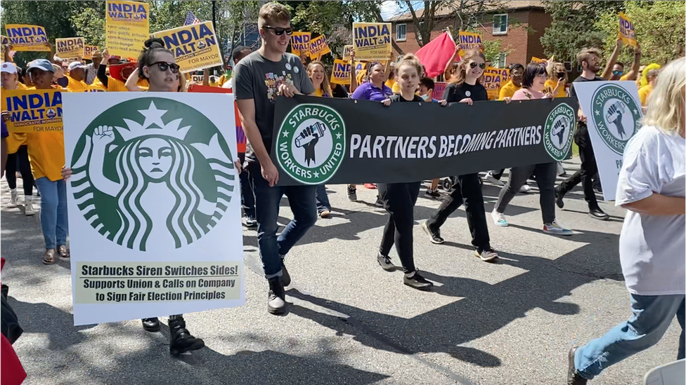 Una marcha del sindicato Starbucks Workers United