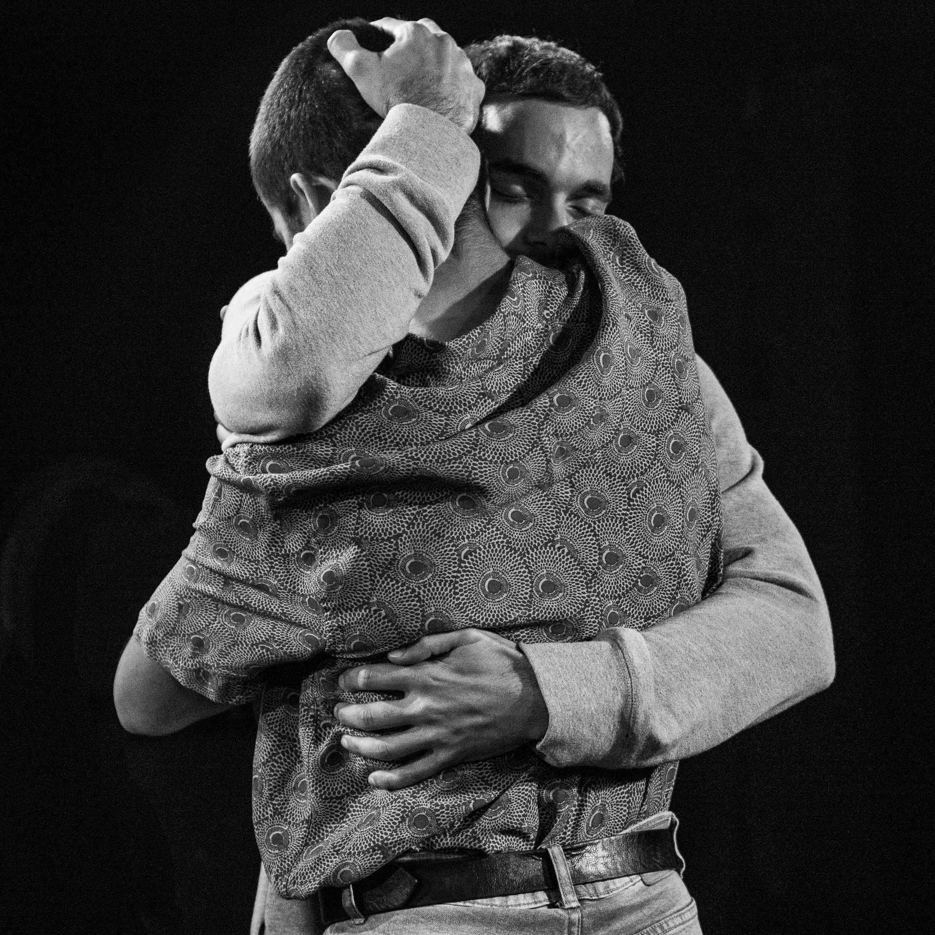 Dos actores se abrazan en "Nuna pasa nada" puesta en escena dirigida en España por Eva Egido.