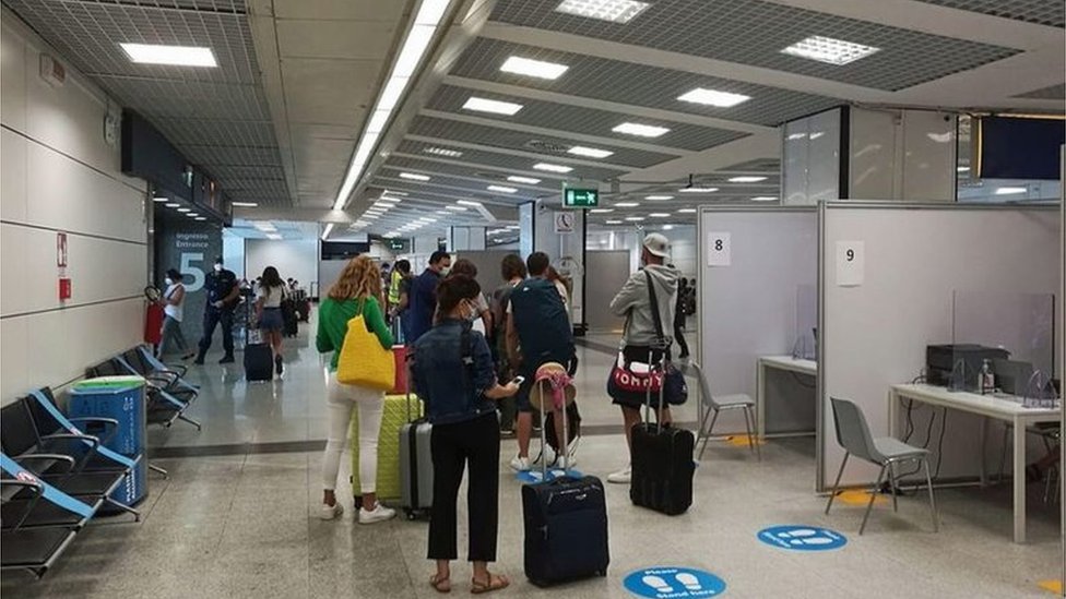 Fiumicino Havalimanı'nda halen Hırvatistan, İspanya, Malta ve Yunanistan'dan gelen yolculara koronavirüs testi yapılıyor.