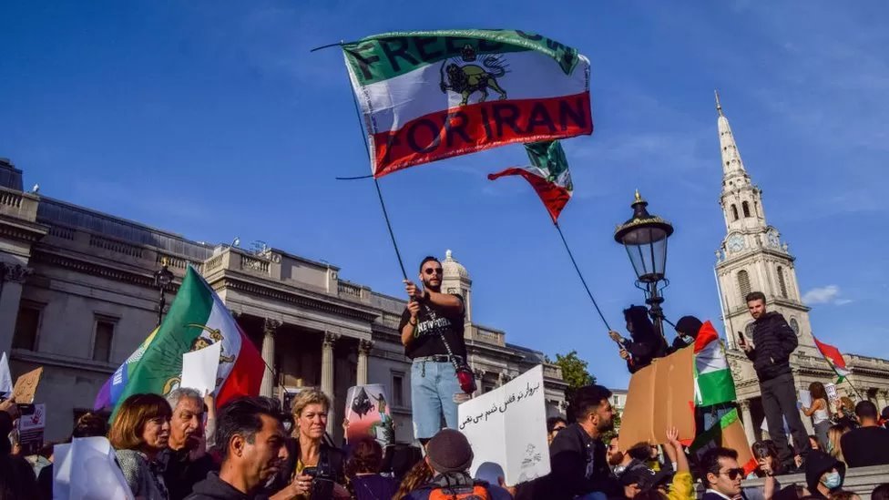 رفع بعض المتظاهرين في لندن أعلام إيران قبل الثورة الإسلامية