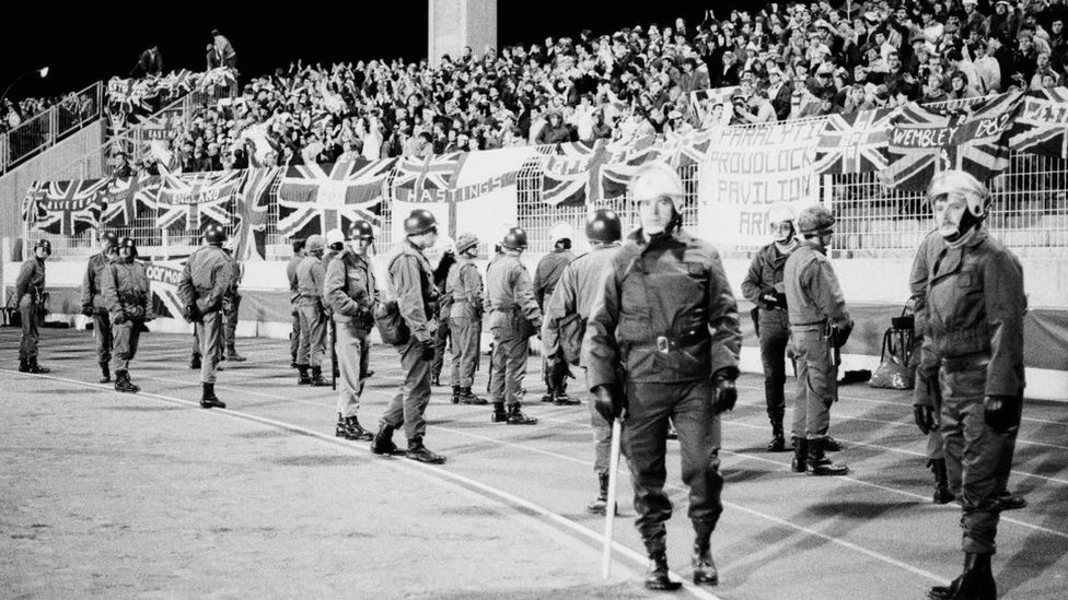 ОМОН наблюдает за болельщиками Англии за игрой сборной Люксембурга в 1983 году