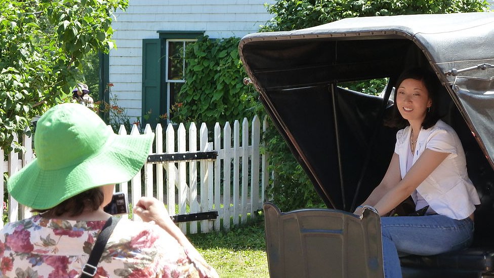 Una turista japonesa se toma una foto afuera de la casa de Green Gables en Canadá, en 2011. Turista japonesa