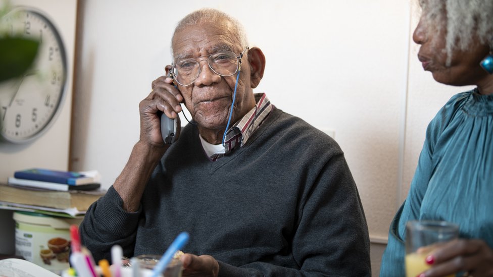 Пожилой мужчина разговаривает по телефону