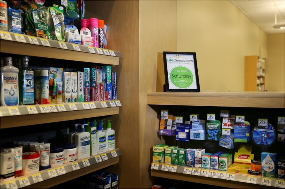 El interior de una farmacia operada por Walgreens se ve en una clínica de salud de Cisco en San José, California.