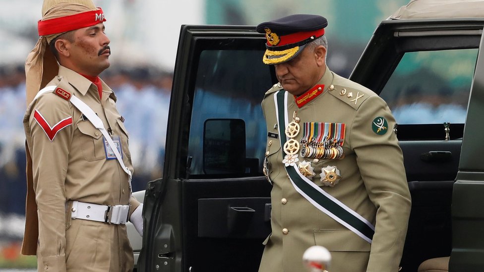 Начальник пакистанской армии генерал Камар Джавед Баджва выходит из машины на военном параде в честь Дня Пакистана в марте