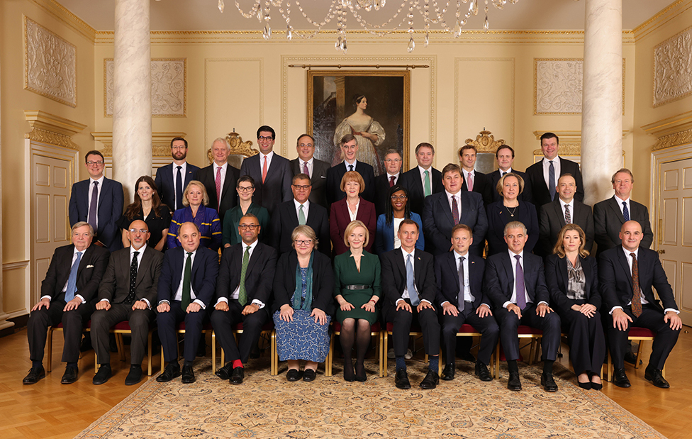 رئيسة الوزراء السابقة ليز تراس مع أركان حكومتها في 25 أكتوبر/ تشرين الأول 2022