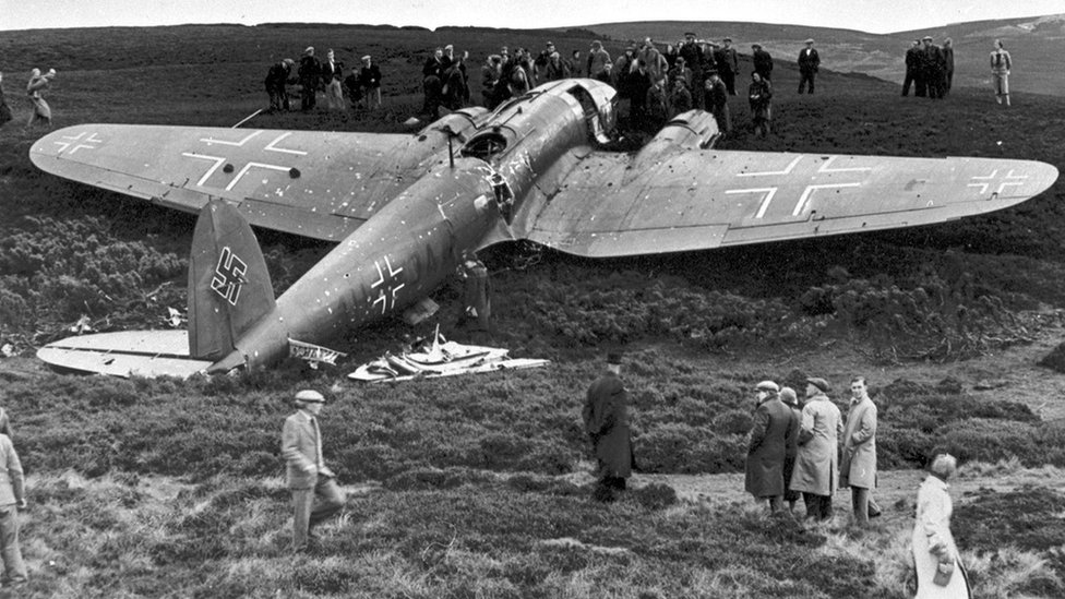 Сбитый самолет Heinkel HE-111, сделанный Арчибальдом «Арчи» МакКелларом