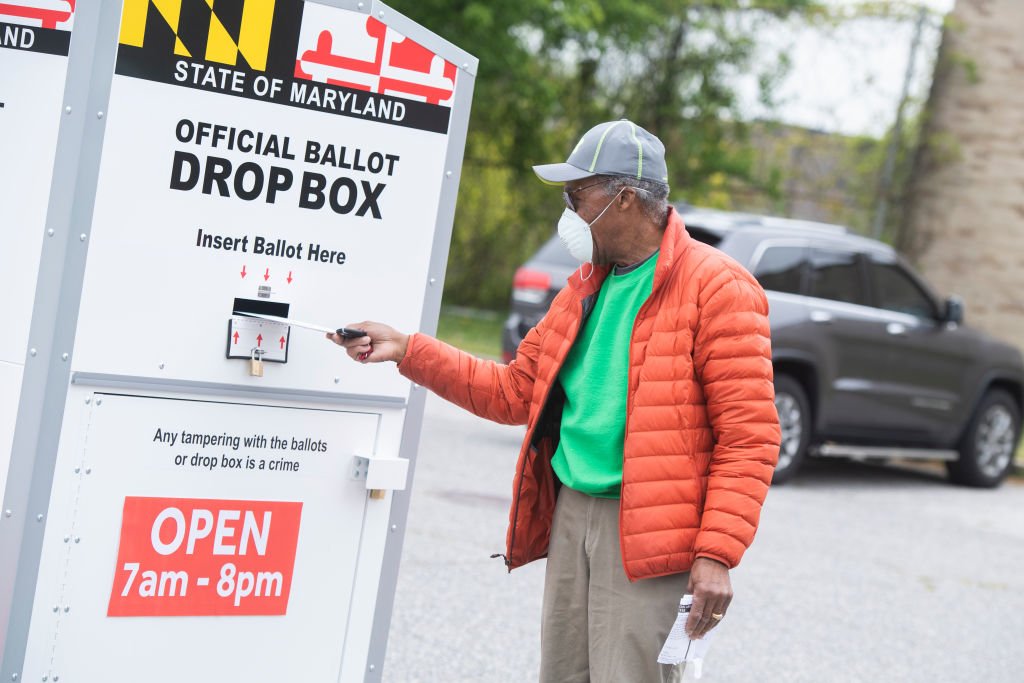 رجل يرسل بطاقة الاقتراع عبر البريد في ولاية ماريلاند