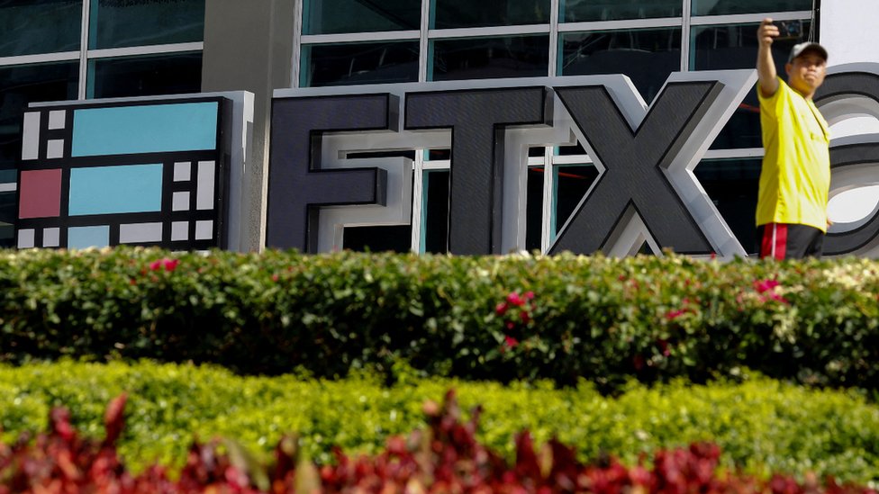 Logo de FTX en un estadio cerrado de Miami.