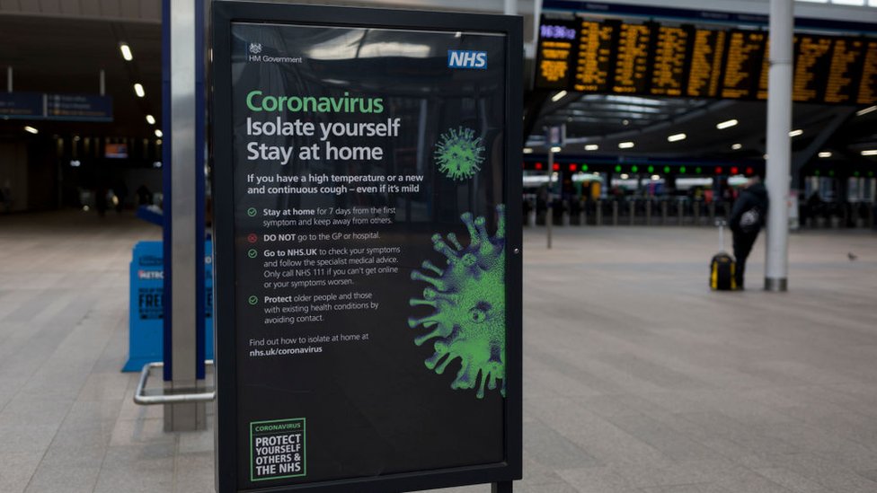 Знак совета NHS по коронавирусу на станции London Bridge