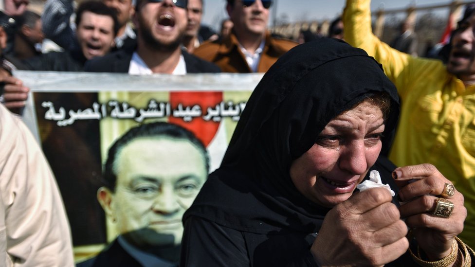 Скорбящие собираются возле мечети фельдмаршала Тантави в Каире на похороны Хосни Мубарака (26 февраля 2020 г.)