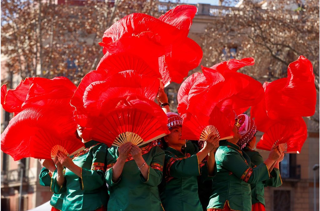 中國藝術家在西班牙東北部巴塞羅那舉行的中國農曆新年遊行中表演。