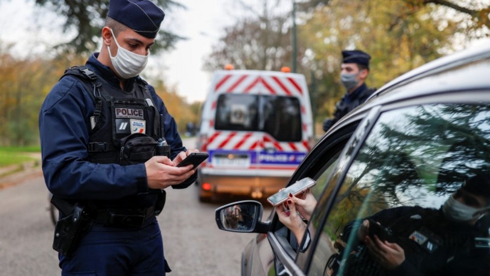Полиция проверяет форму исключения из карантина, Париж, 14 20 ноября