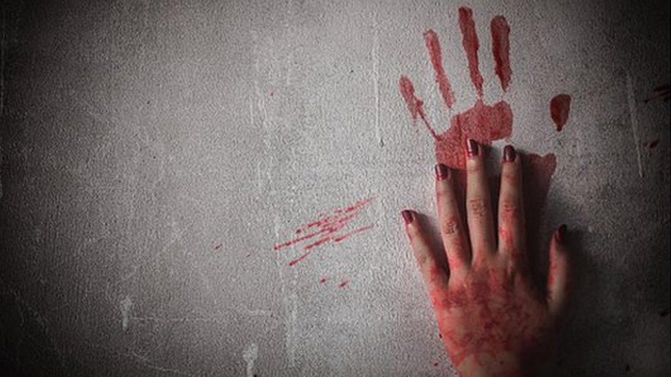 يد امرأة ملطخة بالدم