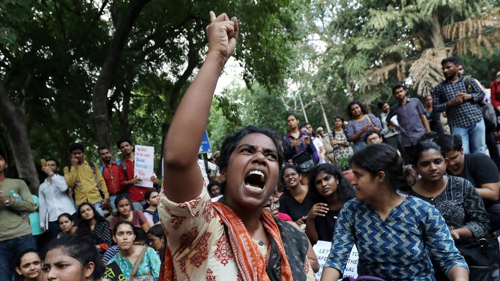 Студент выкрикивает лозунги во время акции протеста против отмены правительством особого конституционного статуса Кашмира в Дели, Индия, 8 августа 2019 г.