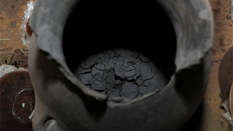 Una vasija con cenizas de restos humanos