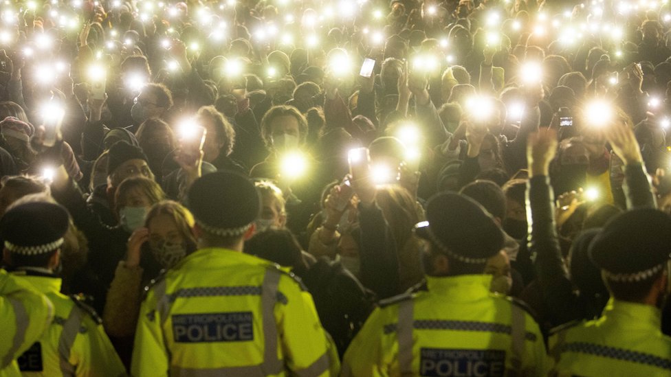 İngiltere'ede polisin, Sarah Everard'ı anmak için toplanan kadınlara karşı gösterdiği tavır eleştirilmişti