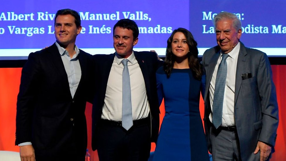 Inés Arrimadas junto al líder nacional de su partido, Albert Rivera; el ex primer ministro francés Manuel Valls; y el escritor peruano Mario Vargas Llosa. Albert Rivera, Manuel Valls, Inés Arrimadas y Mario Vargas Llosa