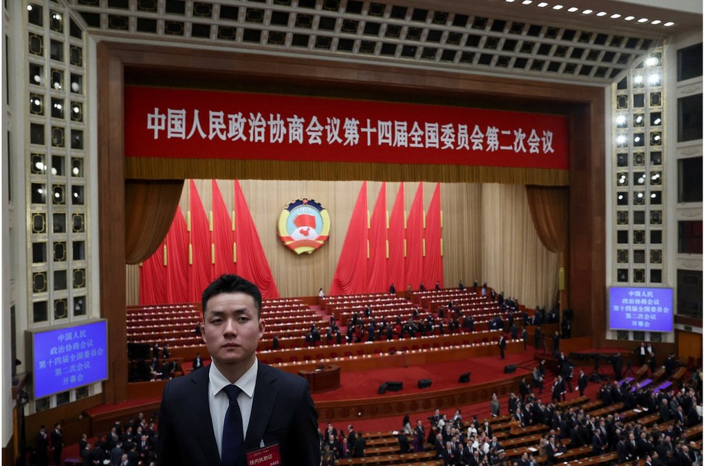 3 月 4 日，中國政協會議開幕式結束時一名保安人員在工作