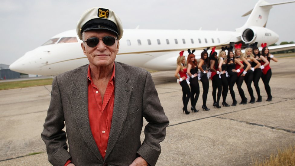 Hugh Hefner afirmó que publicaba historias que otras revistas no eran capaces de hacerlo. Hugh Hefner y amigas