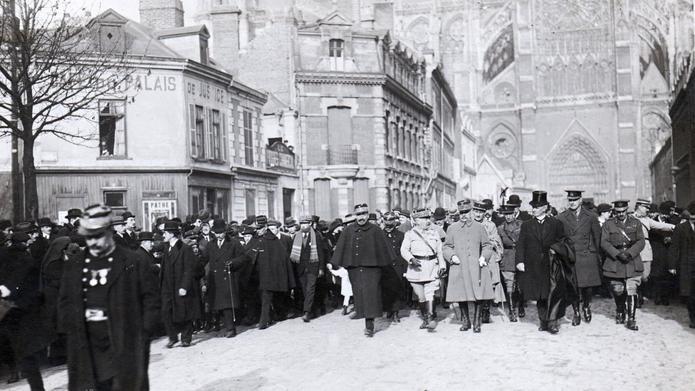 Майор Эрнест Фитц-Симон в соборе Амьена, Франция, 1920 год