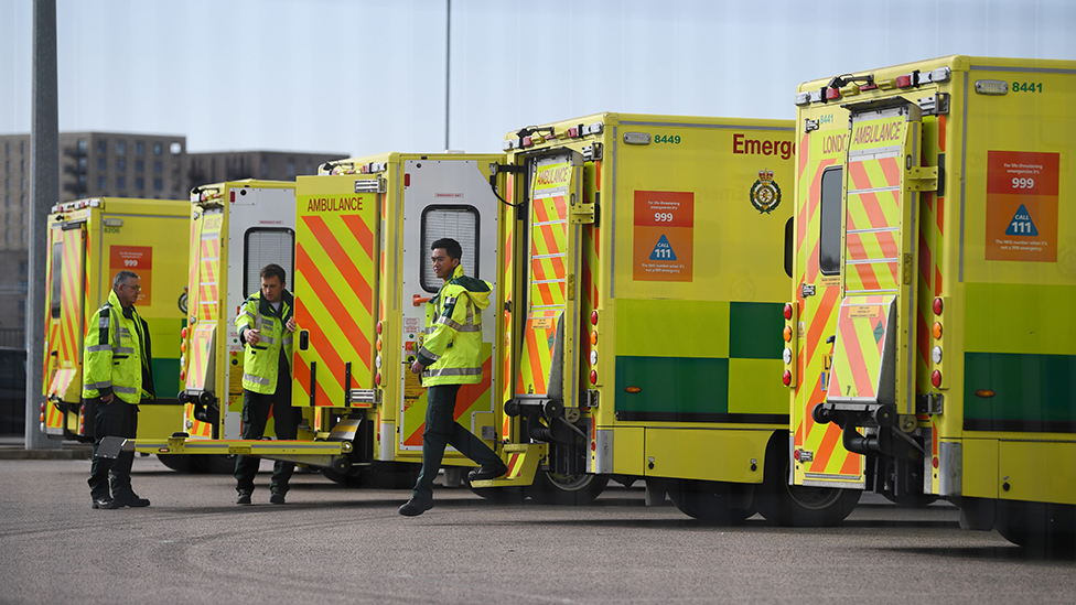 Машины скорой помощи за пределами NHS Nightingale