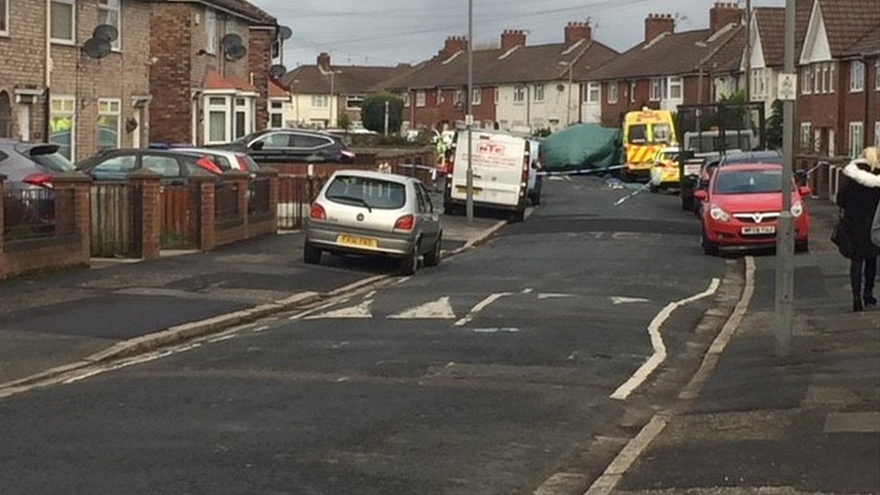 Liverpool police officer hit by van in Norris Green - BBC News