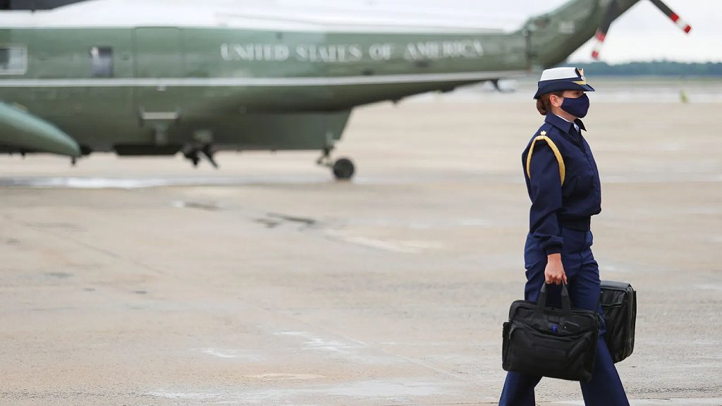 Bir ABD askeri 'nükleer futbol topunu' taşıyor.