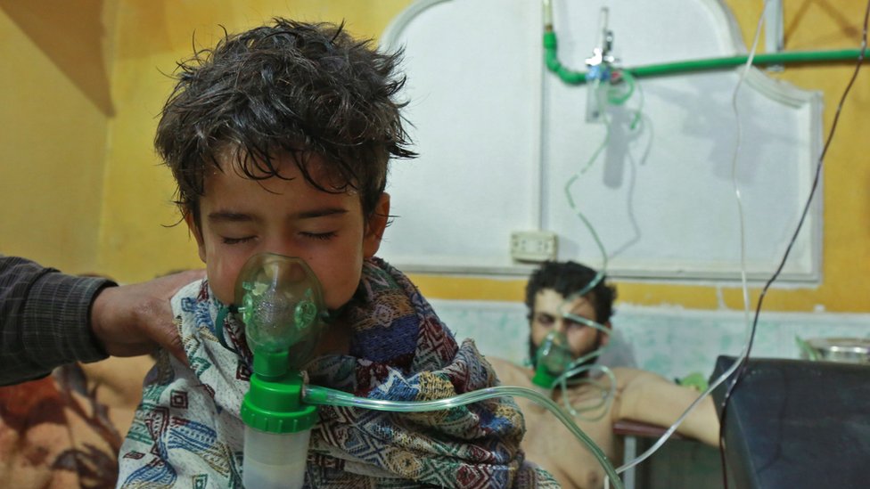Niños y adultos sirios en el hospital
