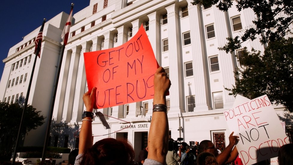 احتشد مدافعون عن حق النساء في الاختيار في مدينة مونتغومري عاصمة ولاية ألاباما