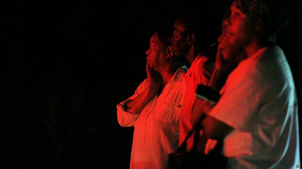 Прохожие наблюдают, как пожарные работают в Африканской методистской епископальной церкви Mount Zion 30 июня в Гриливилле, Южная Каролина