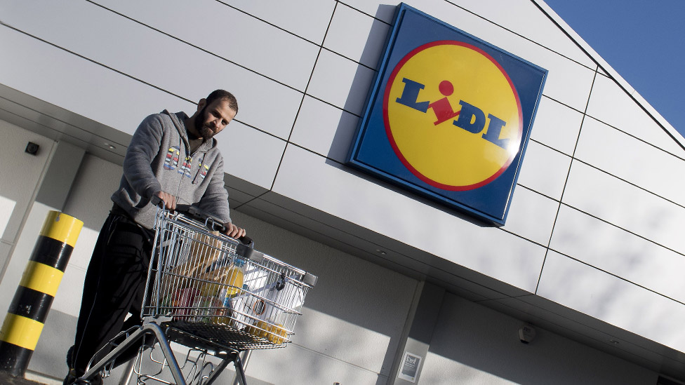 laten vallen oosten Middelen Lidl to become UK's highest-paying supermarket - BBC News