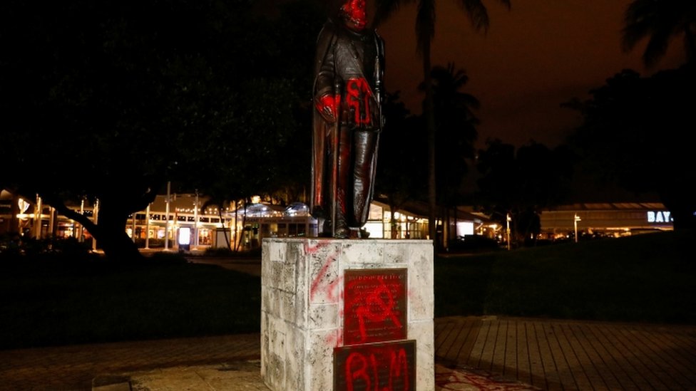 Una estatua de Colón rayada en Miami