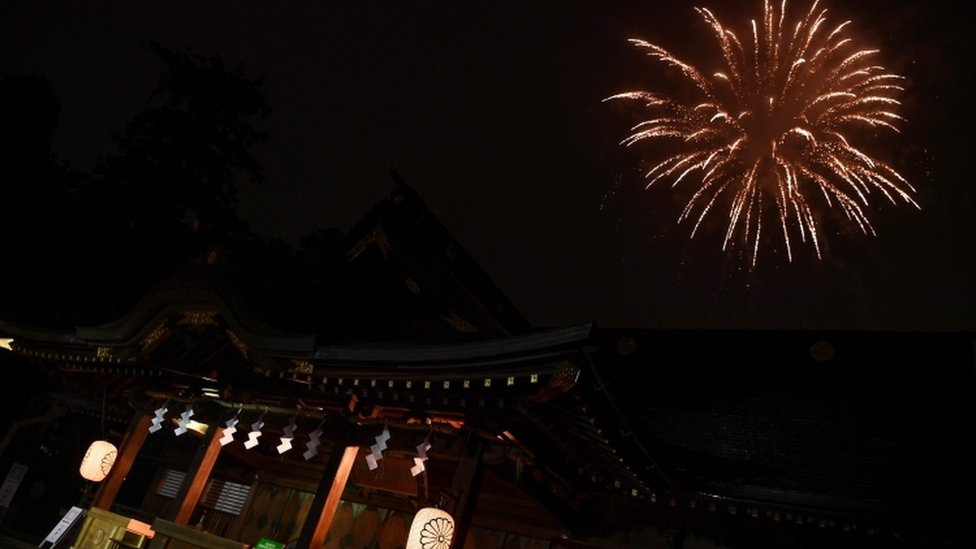 Фейерверк взорвался над синтоистским храмом Окунитама в Фучу в западном пригороде Токио