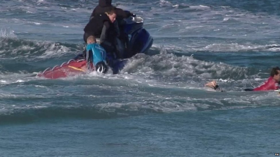 Скриншот сделан из видеозаписи, опубликованной Всемирной лигой серфинга (WSL), на которой австралийский серфер Мик Фаннинг спасается в заливе Джеффри (19 июля 2015 г.)