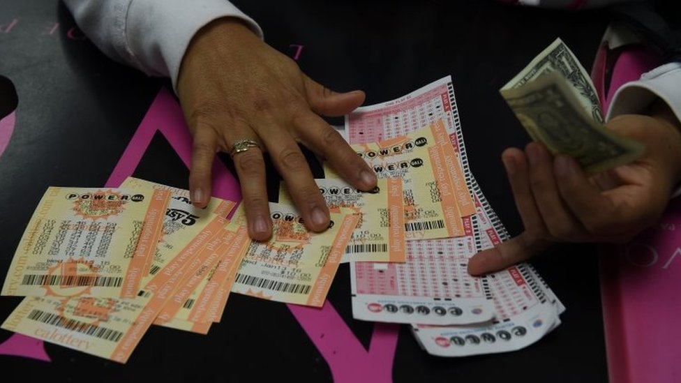 Женщина берет свои лотерейные билеты Powerball в Хоторне, Калифорния. Фото: 13 января 2015 г.
