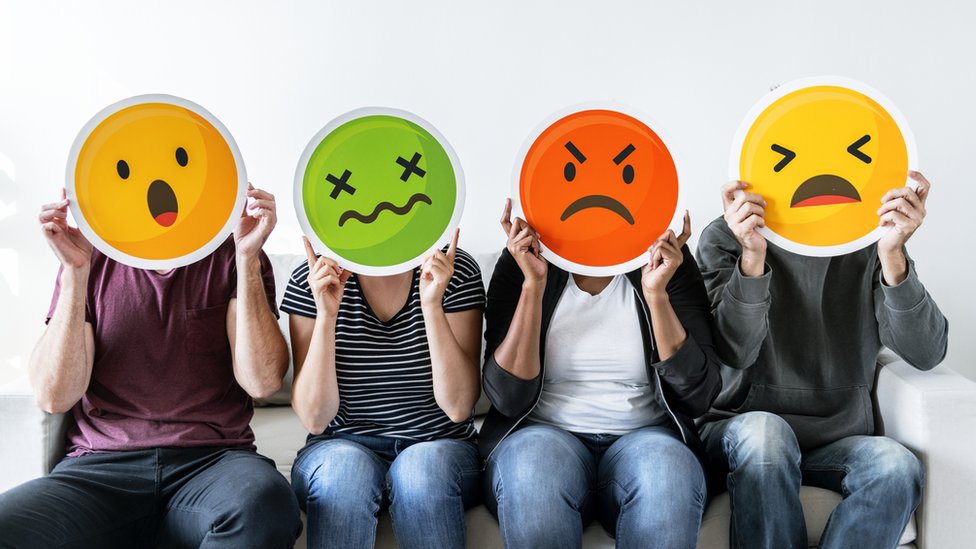 Personas con caras de emoji estresadas, enojadas, etc.
